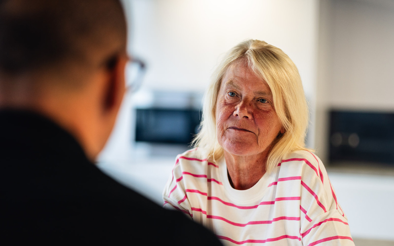 Blonde Tenant voicing her opinion